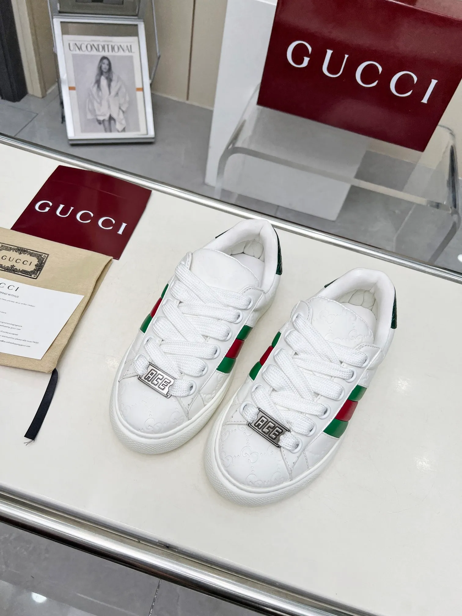 P660 embossed layout ❤️❤️❤️Gucci Gucci's latest Ace series casual sneakers for couples 🌸🌸🌸Original purchase, development and production. Since the advent of Gucci, the Ace series of sneakers has continued the brand narrative, and its ingenuity has made it the main product. The new series presents a distinctive low-top design with unique details to reinterpret the sneaker silhouette. The lace fixation is decorated with an "ACE" metal logo, and the thickened structure delicately creates a stiff shoe shape. 💖💖💖Gucci’s classic red and green striped webbing adds to the charm of the entire design. ☑️Fabric: Original imported first-layer cowhide ☑️Inner lining: Original customized soft cowhide ☑️Bottom thickness: 3CM ☑️Size: Female 35-40 Male 40-45